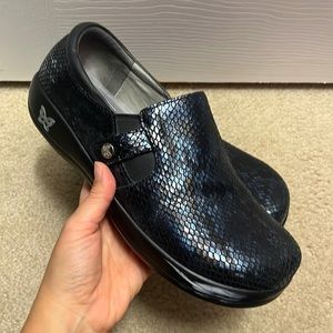 Alegria blue iridescent clog size 11